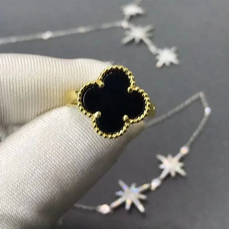 19V*a*n C*l*e* & A*r*p*e*l*